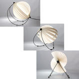  Gr&acirc;ce aux 4 pieds amovibles en plastique sur les arceaux m&eacute;talliques noirs, vous pouvez d&eacute;terminer l&rsquo;inclinaison de la lampe et l&rsquo;angle d&rsquo;incidence de la lumi&egrave;re.