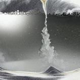  Le sable fin comme de la poussi&egrave;re se fraie r&eacute;solument son chemin dans la couche de bulles d&rsquo;air.