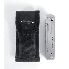 Outil multifonction 12-en-1 en argent à côté d'un étui noir