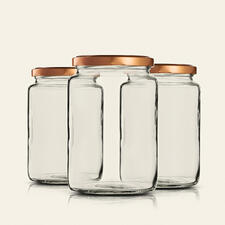 Trois bocaux hauts avec des couvercles dorés