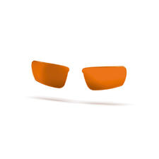 Deux verres orange pour lunettes de lumière sur fond blanc.