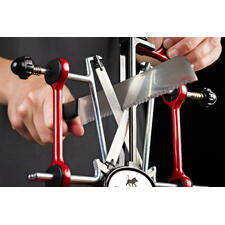 Gros plan d'un couteau aiguisé dans l'aiguiseur de couteaux professionnel.