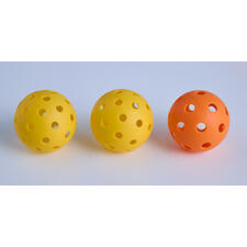 Trois balles de pickleball en jaune et orange sur fond blanc.
