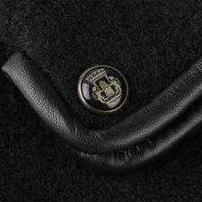 Noir Gros plan détaillé d'un gant en feutre noir avec un bouton-pression.