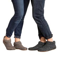 Brun chiné et Noir chiné Couple portant des bottes en feutre Gottstein Walkstrick en gris et brun avec col retroussé.