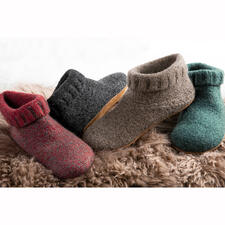 Bottine en tricot bouilli Gottstein Différentes bottes en feutre Gottstein Walkstrick dans différentes couleurs sur un fond doux.