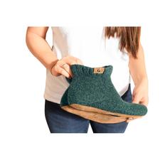 Vert chiné Femme tenant une botte Gottstein Walkstrick verte dans sa main.