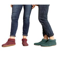 Rouge chiné et Vert chiné Homme et femme portant des bottes Gottstein Walkstrick différentes.