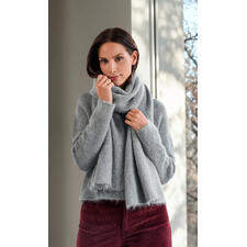 Pullover Femme avec un pull en alpaga brossé gris enroulé dans une écharpe.