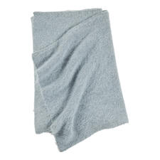 Écharpe Écharpe en alpaga brossé gris, posée à plat.