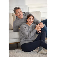Sweat à capuche Boiled Cashmere Junghans 1954, homme Un couple sourit sur un canapé, portant des sweats à capuche en cachemire bouilli gris