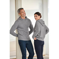 Sweat à capuche Boiled Cashmere Junghans 1954, homme Couple portant un hoodie D en cachemire bouilli gris dans un salon moderne.