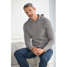 Sweat à capuche Boiled Cashmere Junghans 1954, homme Homme dans un sweat à capuche H en cachemire bouilli gris assis sur un fauteuil