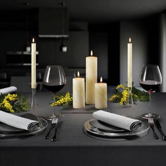 Bougies en cire d'abeille élégantes sur une table pour un dîner festif.