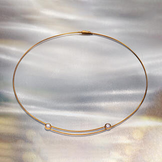 Bague ou Collier à diamants Idéal pour presque tous les décolletés : le collier serti de diamants en or 750. Avec bague en diamant assortie.