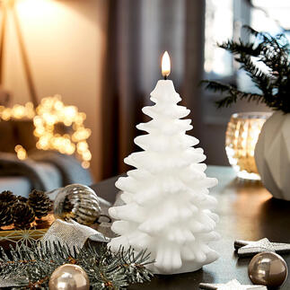 Bougie LED en forme de sapin de Noël décorée d'ornements de Noël.