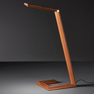 Lampe de table design en bois Son design minimaliste associe la technique la plus moderne à l’artisanat et le bois naturel noble. Récompensée par le Green Product Award 2021*.