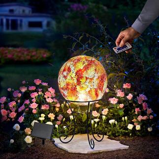 Lampe boule solaire de jardin Une lumière d’ambiance dans votre jardin : l’imposante boule en verre solaire finement craquelée.