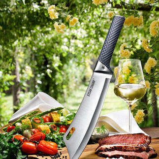 Couteau de cuisine SteakChamp vu du dessus, entouré de légumes et de viande sur une planche à découper.