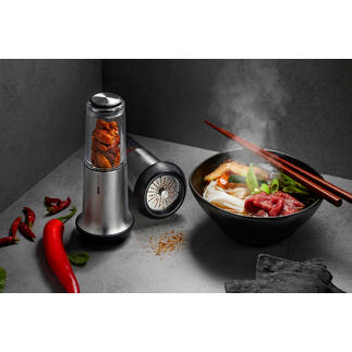 Coupe-chili X-Plosion® à côté d'un bol avec de la nourriture fumante