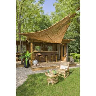 Voile solaire en fibres de coco au-dessus d'une terrasse en bois avec des tabourets de bar.