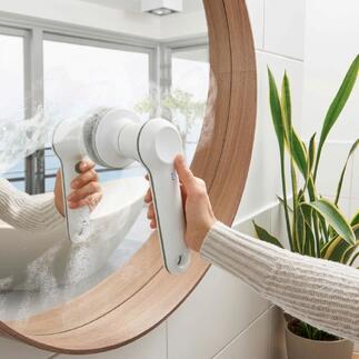 Brosse de nettoyage à main rechargeable utilisée pour nettoyer un miroir.