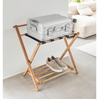 Support de bagages en chêne avec bagages à main et chaussures sur un cadre en bois.
