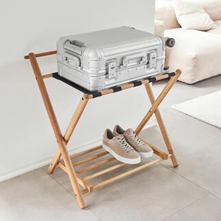 Support de bagages en chêne avec bagages à main et chaussures sur un cadre en bois.