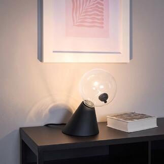 Lampe de table Satellite avec un globe en verre transparent et une base noire sur une étagère.