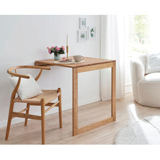 Table murale pliable en bois avec café et fleurs sur la surface.