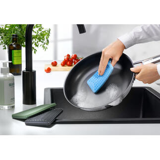 Personne nettoie une poêle avec une éponge en silicone bleue.