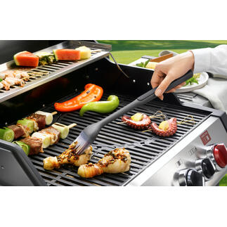 Pinceau de barbecue en action pour badigeonner de la viande sur le gril.