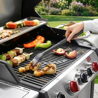 Pinceau de barbecue en action pour badigeonner de la viande sur le gril.