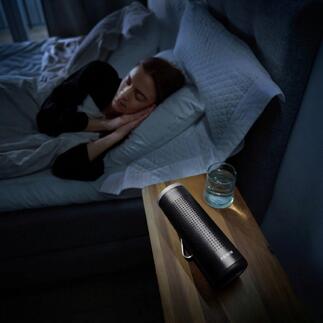Purificateur d'air mobile 2-en-1 sur une table de nuit à côté d'une personne dormant