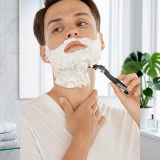 Homme avec de la mousse à raser sur le visage utilisant un rasoir 3D Flex.