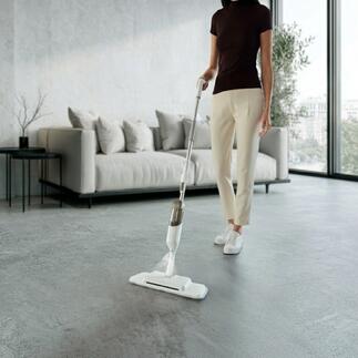 Le mop spray 3-en-1 est utilisé par une femme, le sol est vide