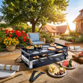 Gril à raclette 5-en-1 Solis sur une terrasse, entouré de plantes et de tables.
