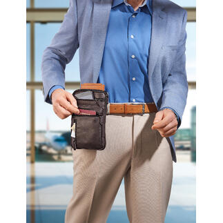 Homme avec une ceinture en cuir de buffle assortie qu'il tient à sa ceinture.