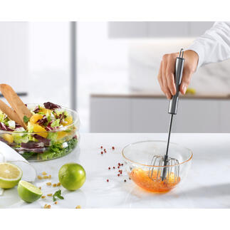 Fouet semi-automatique dans un saladier avec salade