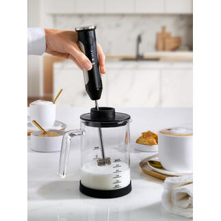 Fouetteuse à lait rechargeable en cours d'utilisation avec du lait