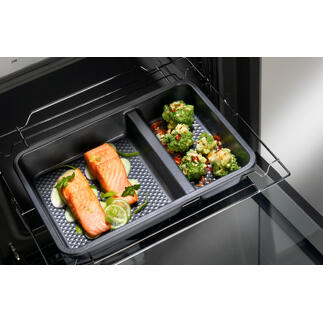Plat de cuisson à deux compartiments avec saumon et légumes au four