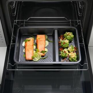 Plat de cuisson à deux compartiments avec saumon et légumes au four