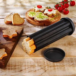 Trois tubes de cuisson pour pain de fête sur une planche en bois avec des formes de pain coupées et garnitures.