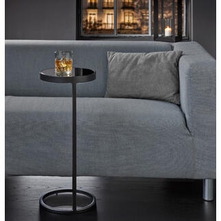 Table d'appoint mini avec un verre sur la table.