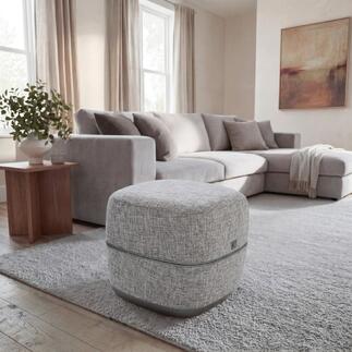 Pouf de massage des pieds au design dans un salon élégant.