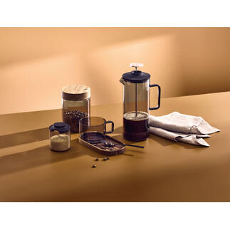 French-Press en verre soufflé à la bouche de 600 ml, grains de café et verres sur une table.