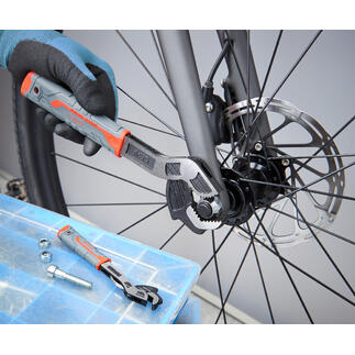 Clé à molette utilisée pour l'entretien du mécanisme de frein d'un vélo.