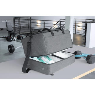 Sac tout-en-un 2-en-1 gris ouvert avec des chaussures de sport à l'intérieur.