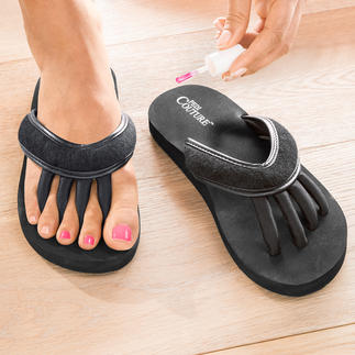 Sandales entre-doigts Astucieuse : la sandale pour des orteils « détendus » et des ongles parfaitement vernis.