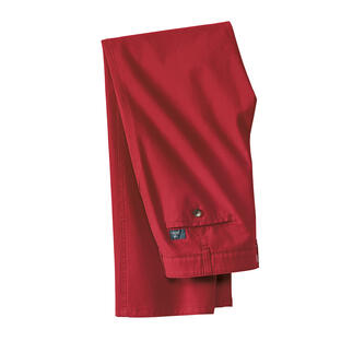 Pantalon en toile fine rouge plié sur fond blanc